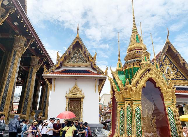 Visit a royal palace studded with millions of gold leaf in Thailand - 9