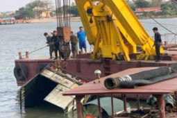 Tin tức trong ngày - Xe tải chờ phà trôi xuống sông, phụ xe không thoát ra kịp tử vong
