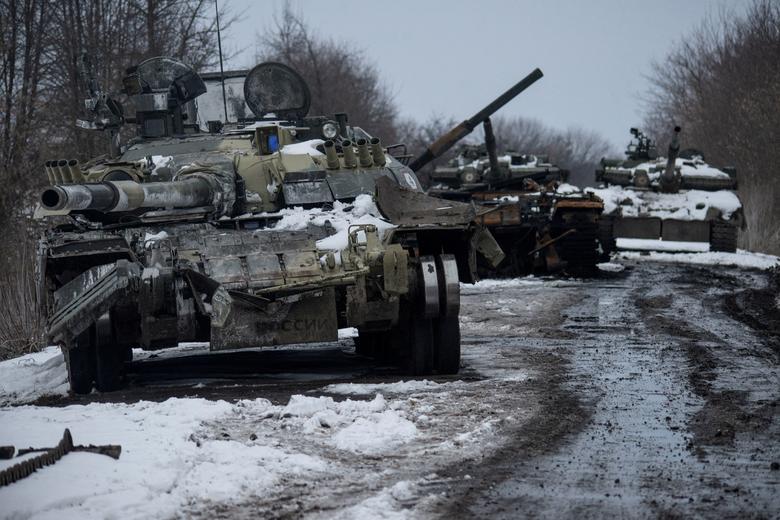 Xe tăng Nga bị phá hỏng ở Ukraine (ảnh: Daily Mail)