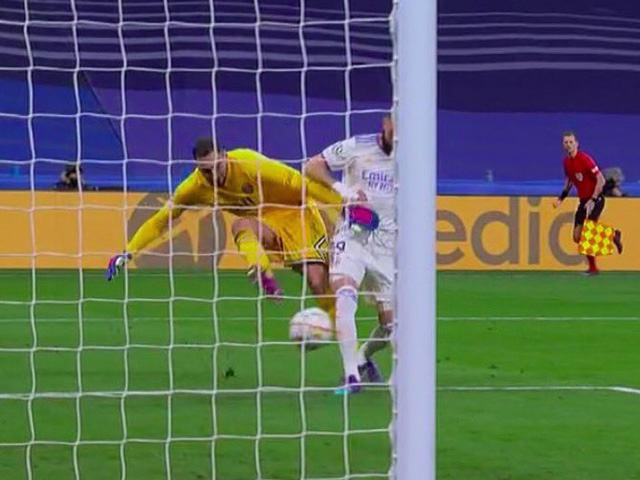 Bóng đá - Tranh cãi Real hạ PSG nhờ trọng tài, Benzema có phạm lỗi với Donnarumma?