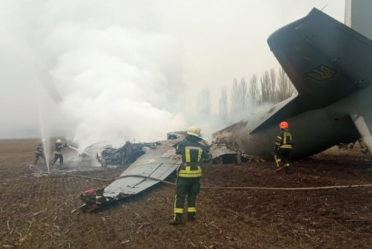 Một máy bay quân sự Ukraine rơi gần Kiev.