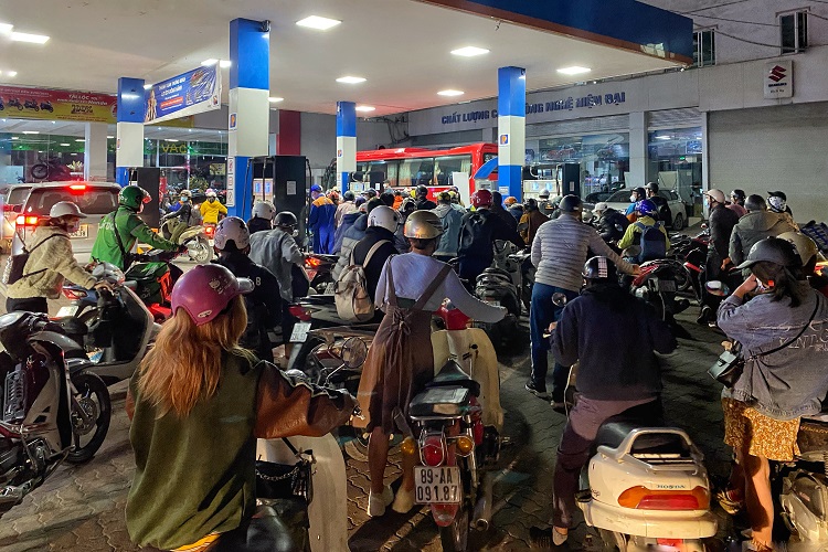 Chiều tối ngày 10/3, nhiều cây xăng trên địa bàn thành phố Hà Nội chật kín người, khách mua xăng phải đợi hàng tiếng mới tới lượt.
