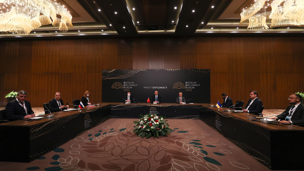 Phái đoàn ngoại giao Nga – Ukraine trong cuộc gặp hôm 10.3 (ảnh: Reuters)