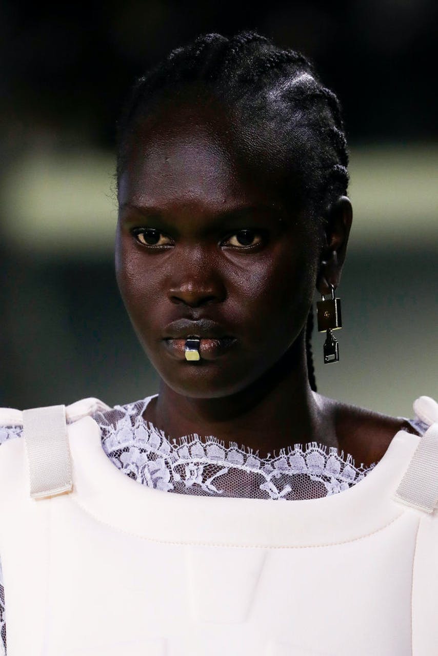 Khuyên môi, xu hướng phụ kiện táo bạo cho năm 2022 - 5