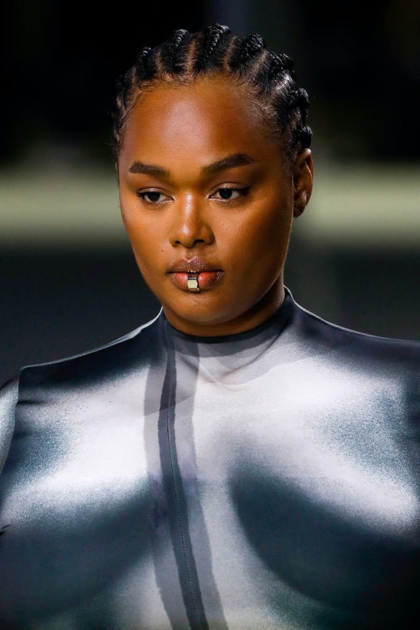 Khuyên môi, xu hướng phụ kiện táo bạo cho năm 2022 - 4