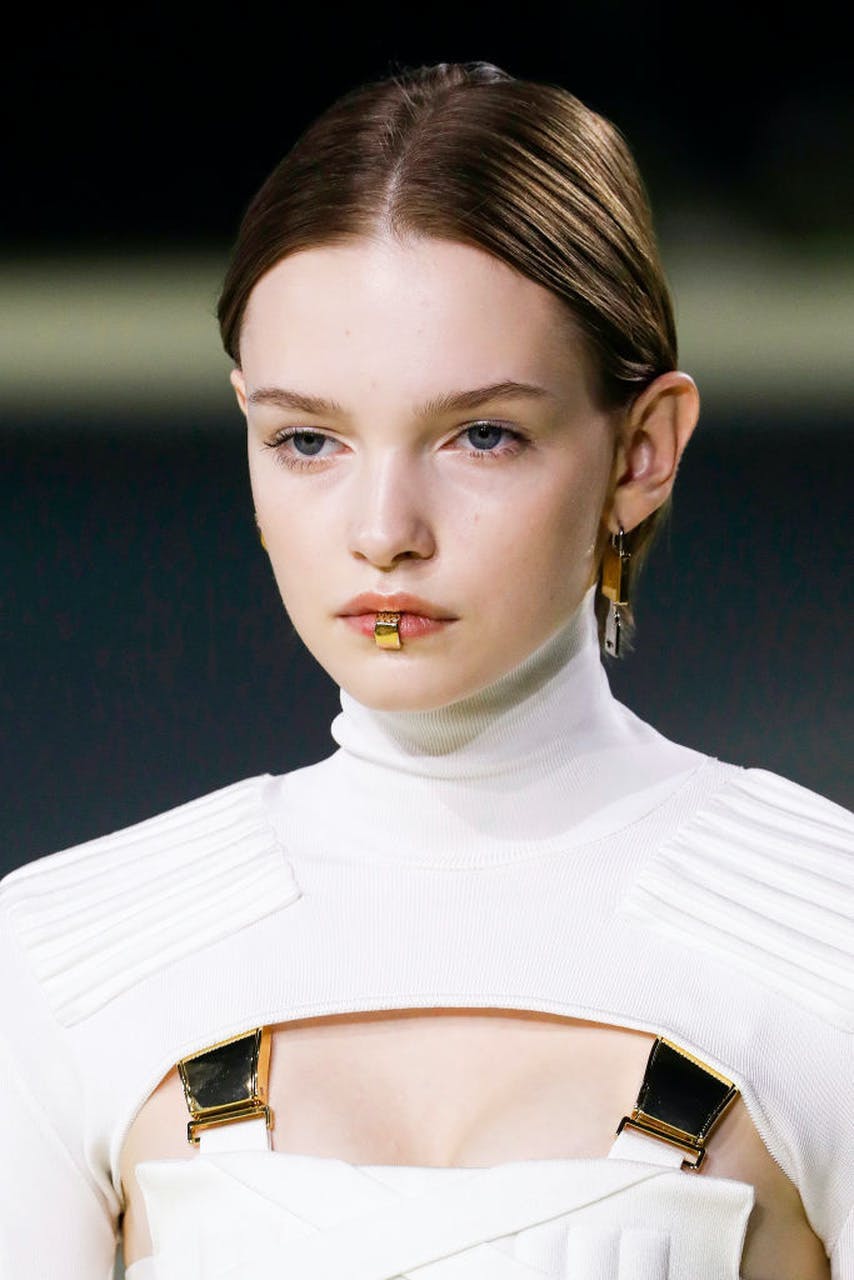 Khuyên môi, xu hướng phụ kiện táo bạo cho năm 2022 - 3