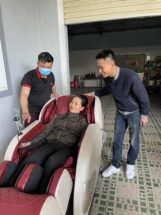 Nhân viên kỹ thuật của Lux Sport hướng dẫn Linh và mẹ sử dụng ghế Boss Chair Luxury 2