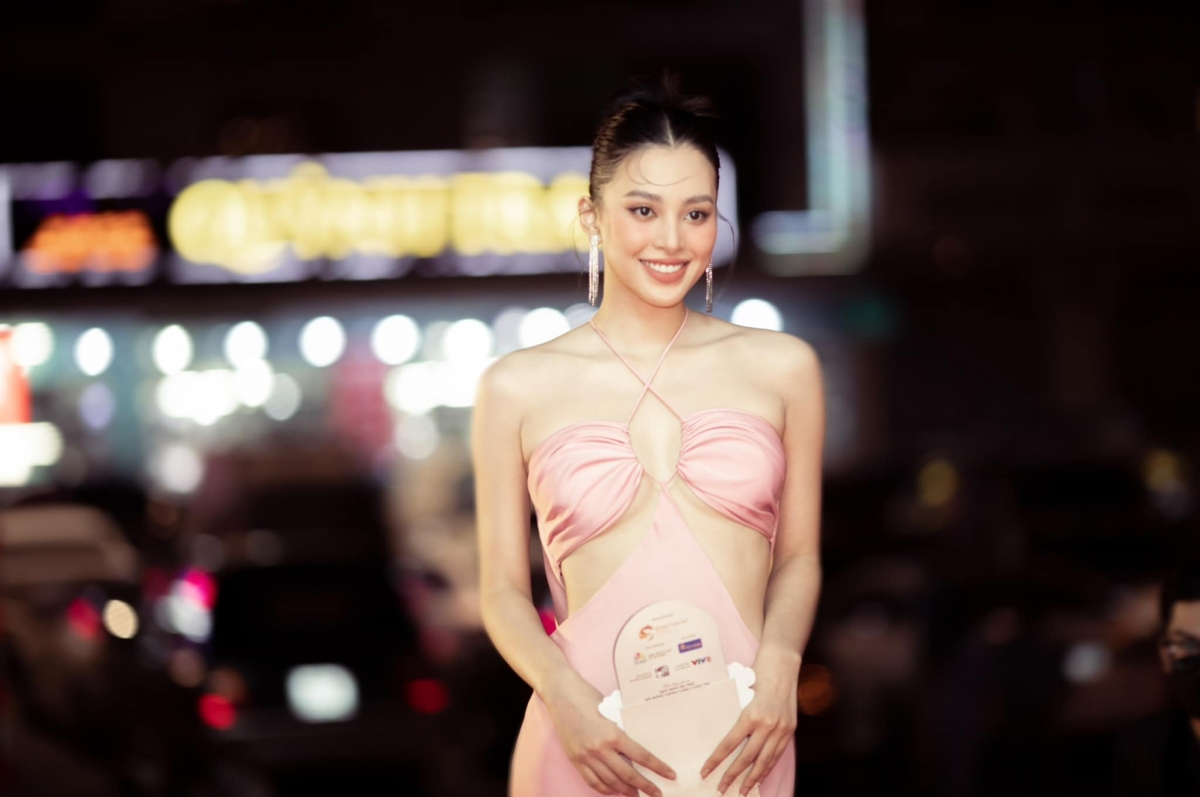 Tieu Vy wears a daring cut-out dress to show off her beauty worthy of the title " a thousand-year-old beauty&# 34;  - 3