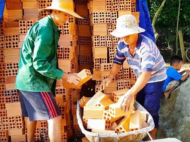 Giải trí - Chàng phụ hồ "nghèo nhất VN" kiếm 23 tỷ từ YouTube bị "bóc phốt": Sự thật gây sốc?