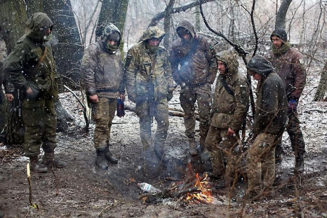 Quân đội Ukraine đốt lửa sưởi ấm ở vùng Luhansk (đông Ukraine) ngày 3-3. Ảnh: AFP/GETTY IMAGES