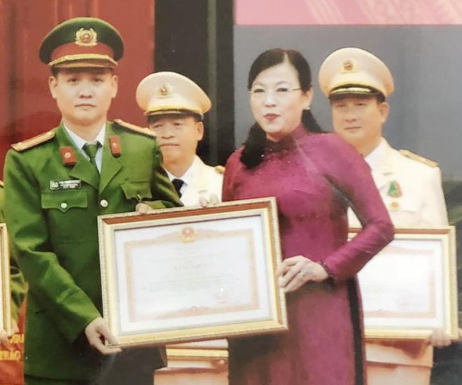 Lãnh đạo tỉnh Thái Nguyên trao Bằng khen cho Trung tá Trần Thanh Nguyện.