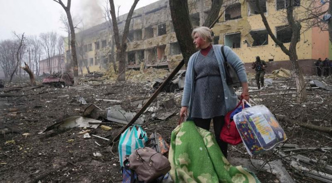 Khung cảnh hoang tàn sau cuộc pháo kích của Nga nhằm vào bệnh viên nhi ở Mariupol. ảnh: AL JAZEERA
