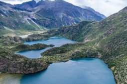 Du lịch - Vẻ đẹp bí ẩn của hồ nước ba màu trên cao nguyên Tây Tạng