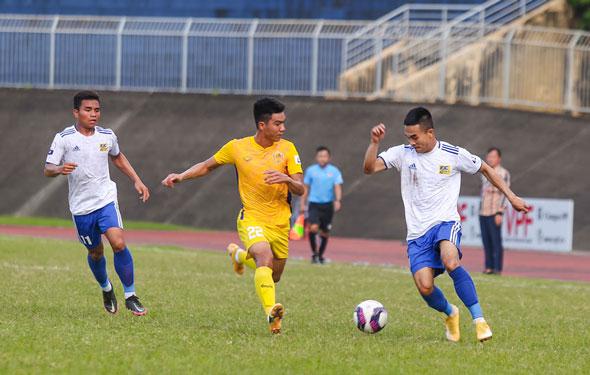 Màn so tài giữa CLB Huế và Quảng Nam (giữa) luôn diễn ra kịch tính, thu hút người xem.Ảnh: VPF