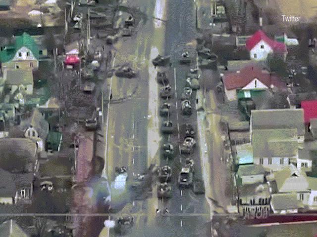 Video: Hàng chục xe tăng Nga giao chiến dữ dội trên đường tiến vào Kiev