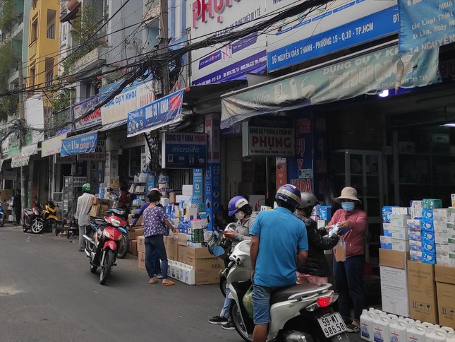Khu vực đường Nguyễn Giản Thanh, Quận 10 - nơi được xem là chợ thuốc tây và vật tư y tế bán sỉ lớn nhất TPHCM. Ảnh: Hữu Huy