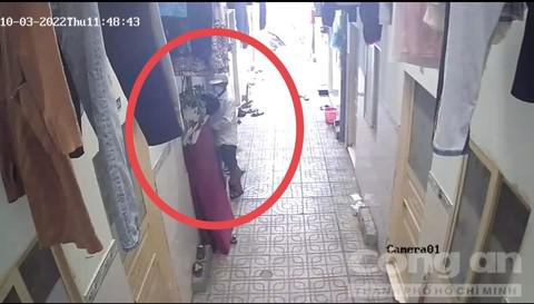 Tên trộm mở khóa phòng trọ.