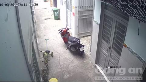 Chiếc xe máy đậu luôn giữa đường.