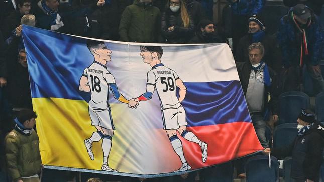 Tiền vệ Ukraine Ruslan Malinovskyi và tiền vệ Nga Aleksey Miranchuk cùng thi đấu trong màu áo Atalanta ở Italia và có một tình bạn đẹp trước khi xảy ra xung đột vũ trang giữa hai nước này.