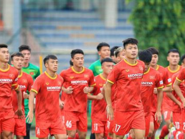 Thầy Park trao quyền HLV trưởng U23 Việt Nam cho 'cánh tay phải đắc lực' Lee Young-Jin