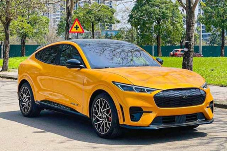 Xe điện gầm cao Ford Mustang Mach-E lăn bánh trên đường phố Việt