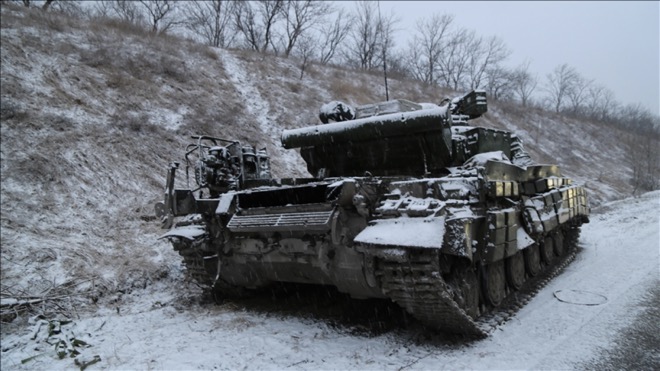 Một xe tăng bị phá hủy trong giao tranh ở Ukraine.