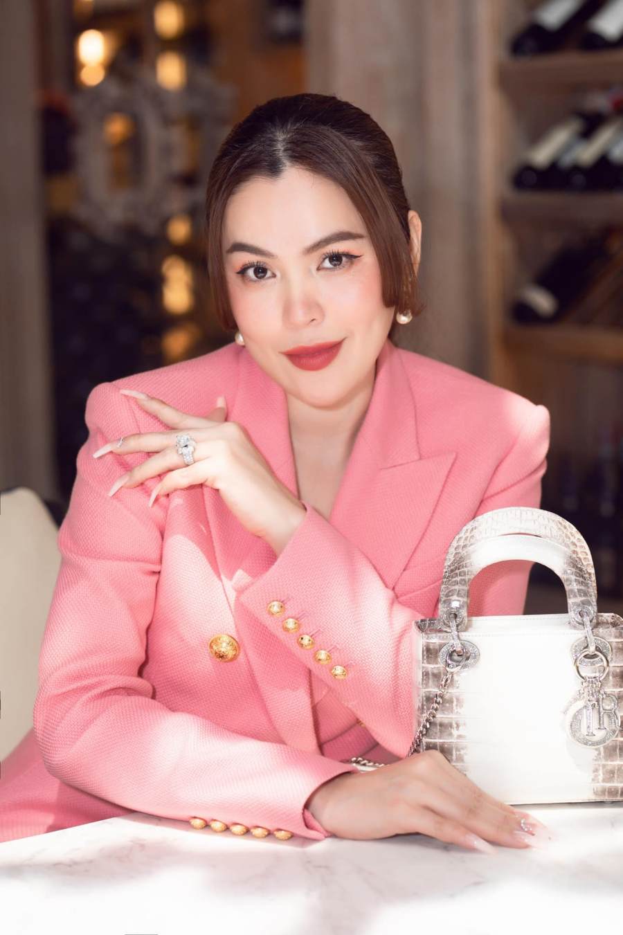 Hoa hậu Phương Lê xinh đẹp, sang trọng với đồ hiệu kín người.
