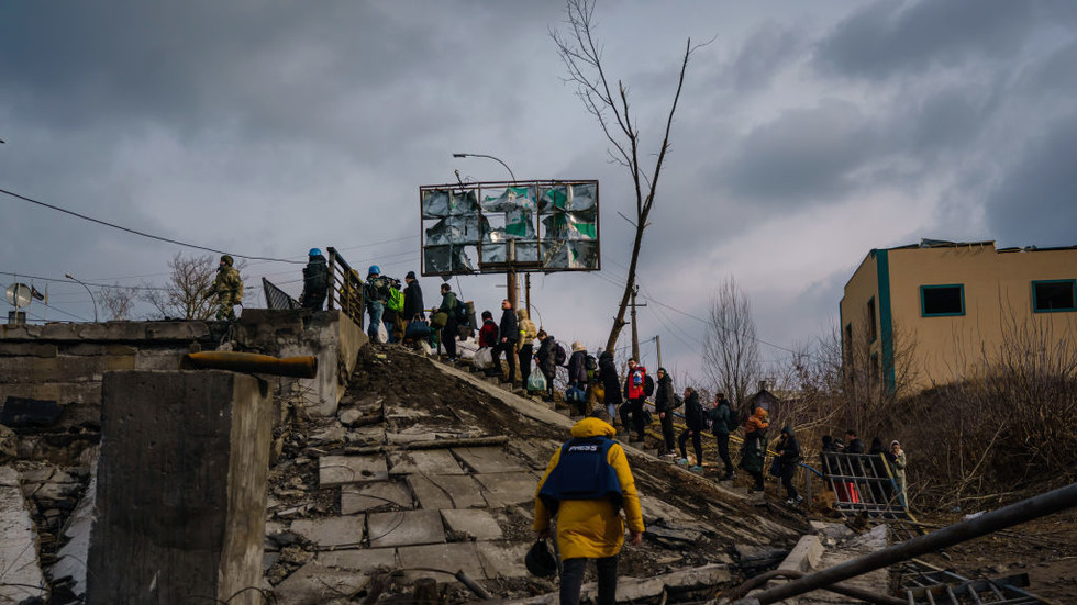 Dân thường sơ tán khỏi vùng ngoại ô Kiev, Ukraine (ảnh: RT)