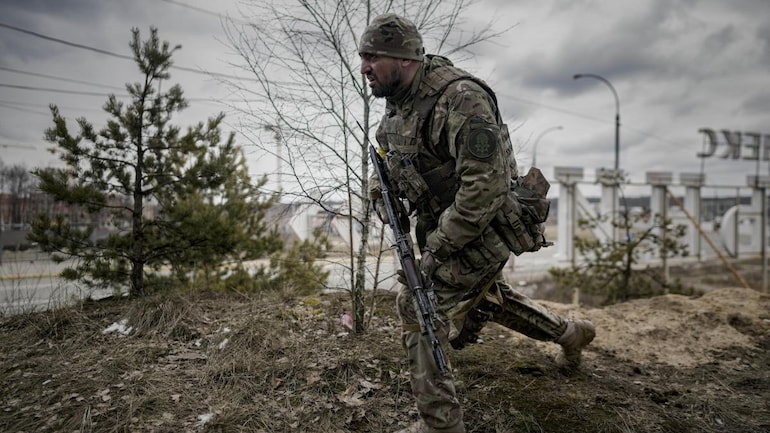 Binh sĩ Ukraine chiến đấu ở ngoại ô Kiev hôm 9.3.