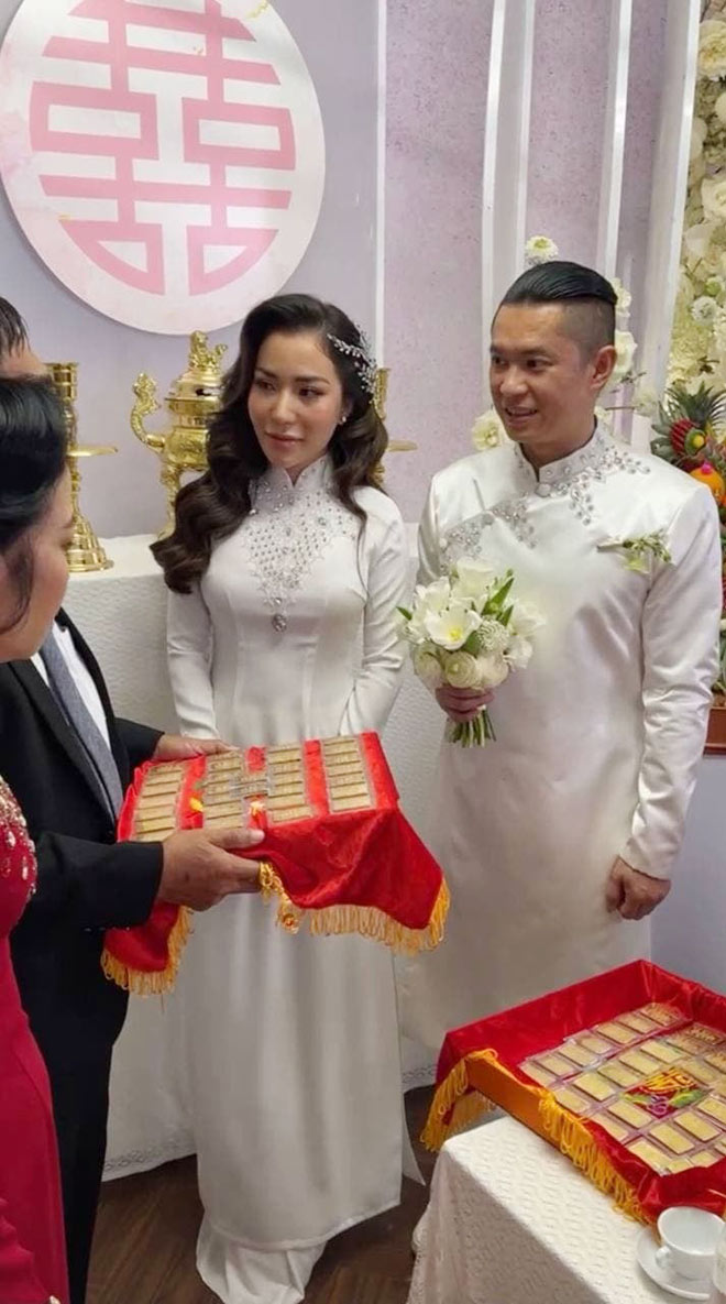 Cô dâu, chú rể được trao tặng 2 mâm vàng trong lễ đính hôn