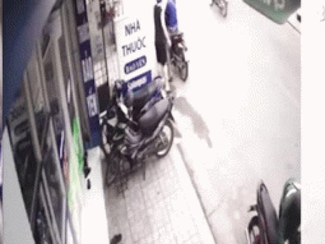 Xe máy - Xe đạp - Clip: Bức xúc tên trộm dàn cảnh lấy cắp xe máy của nam sinh