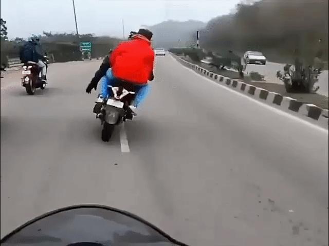 Xe máy - Xe đạp - Clip: Đoàn mô tô phóng nhanh lạng lách tự va chạm với nhau