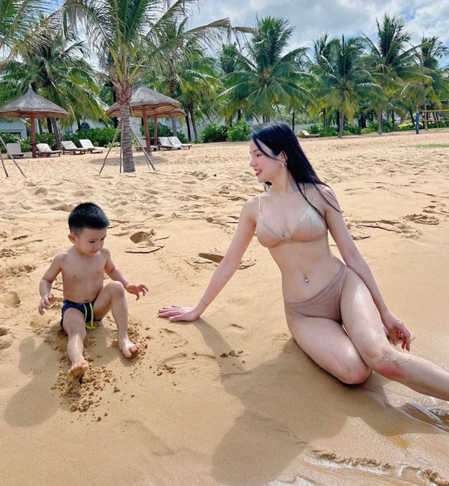 Diệp Lâm Anh "gây bão" cộng đồng mạng khi khoe body nuột nà trong bộ đồ bơi màu nude.
