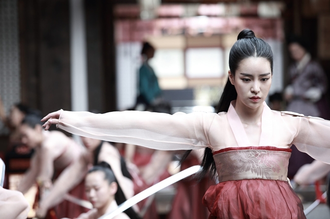 Phim kể về vị vua tàn bạo nhất trong lịch sử Hàn Quốc - Yeonsangun, tàn sát hàng loạt học giả trong 11 năm trị vì. Đồng thời tuyển hàng ngàn cô gái vào cung để thỏa mãn dục vọng.
