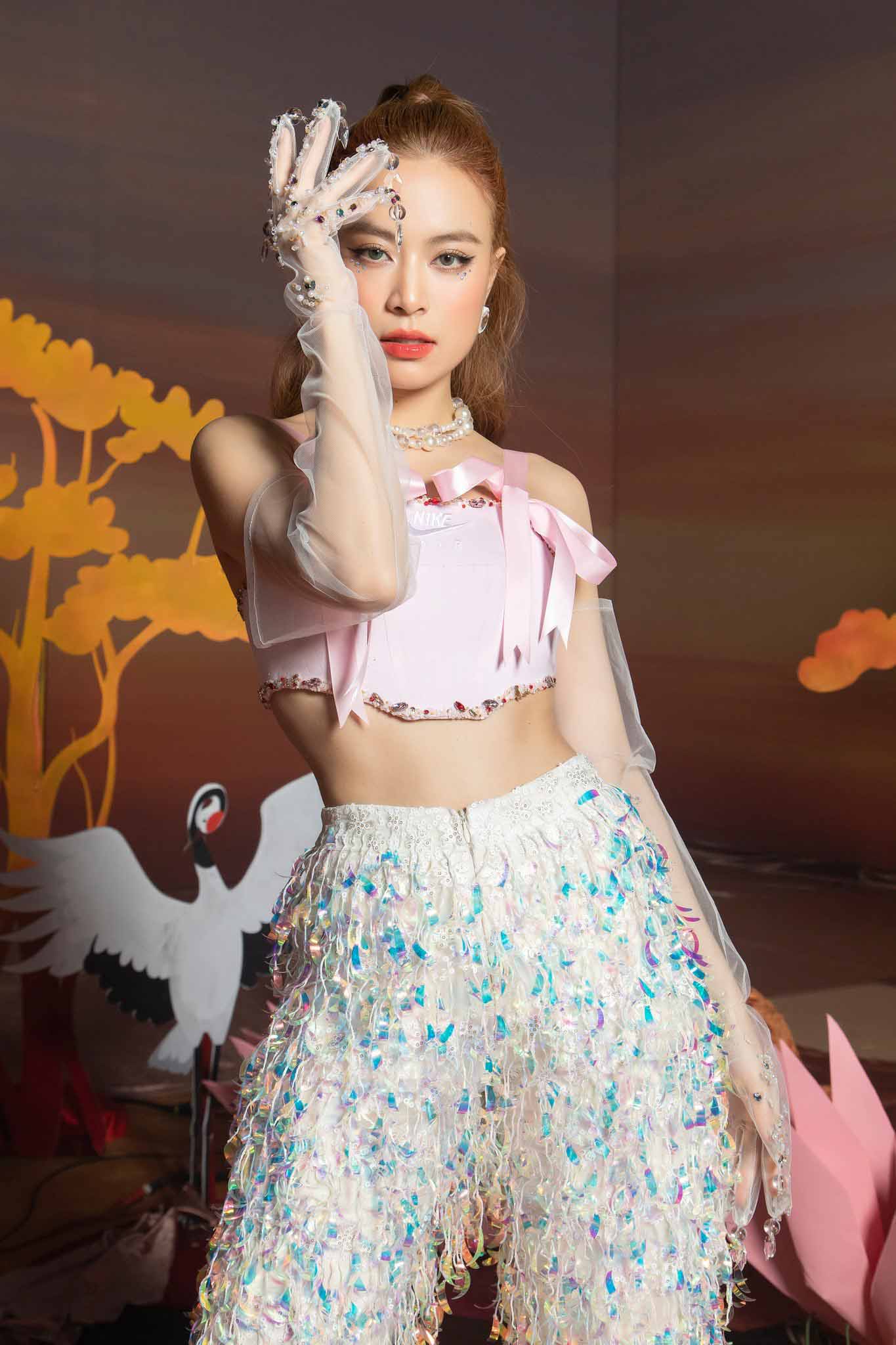 Hoang Thuy Linh wearing short clothes praised for her beauty at the age of 33 - 1