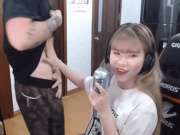 Hành động ngẫu hứng của sao Việt khi livestream gây tranh cãi