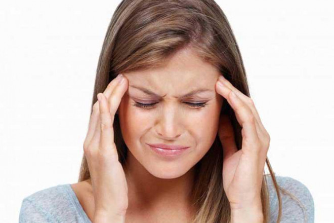 Nhiều người bị đau đầu khi mắc COVID-19. Ảnh minh hoạ