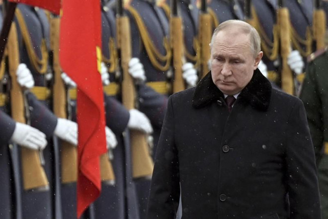 Tổng thống Nga Vladimir Putin viếng các mộ liệt sĩ vô danh nhân ngày Bảo vệ Tổ quốc của Nga 23-2. Ảnh: AP