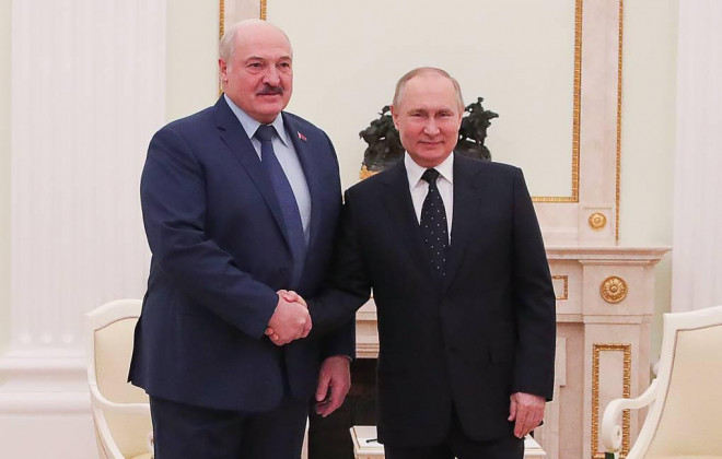 Tổng thống Nga Vladimir Putin (phải) và người đồng cấp Belarus Alexander Lukashenko. Ảnh :Tass