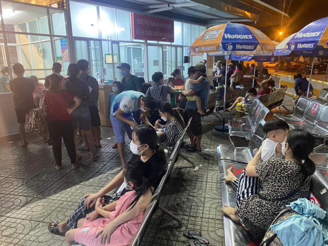 Dù buổi tối nhưng tại khu vực khám sàng lọc nghi mắc Covid-19 Bệnh viện Nhi Đồng 2 (TP HCM), rất đông phụ huynh và trẻ nhỏ vẫn còn ngồi chờ đến lượt khám