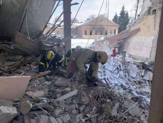 Khung cảnh tan hoang sau vụ nổ tại khu vực Kharkiv, Ukraine ngày 11/3. Ảnh - Reuters