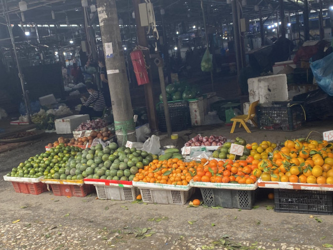 Tại chợ Ngã Tư Sở, giá cam tươi thấp nhất là 50.000 đồng/kg. Ảnh: Mỹ Duyên.