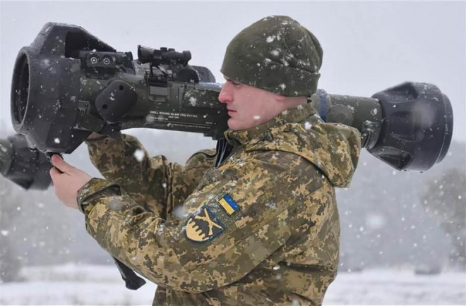 Binh sĩ Ukraine luyện tập sử dụng vũ khí tên lửa chống tăng cầm tay NLAW. Ảnh: TWITTER