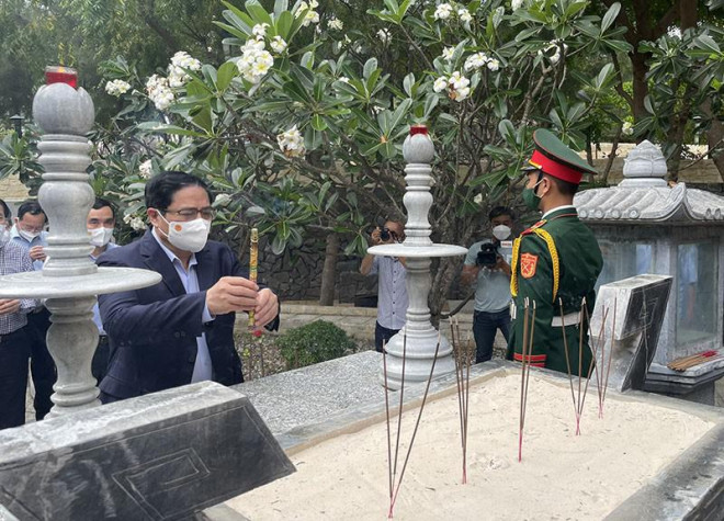Thủ tướng dâng hương tại khu tưởng niệm chiến sĩ Gạc Ma. Ảnh: NAM AN
