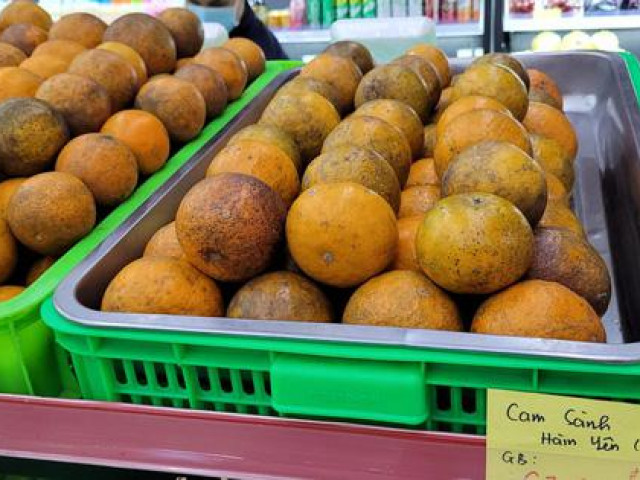 Thị trường - Tiêu dùng - Vì COVID-19, cam sành cuối mùa "loạn" giá ở Thủ đô