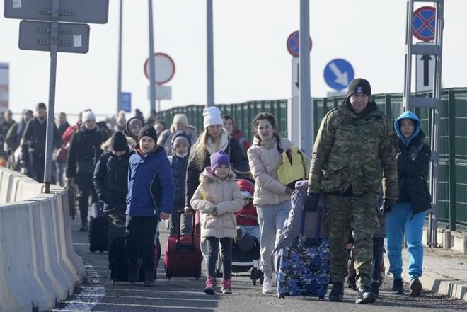 Dòng người tị nạn Ukraine trên biên giới với Ba Lan