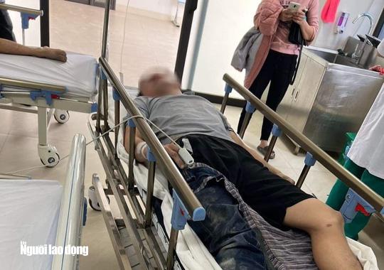 Anh Nguyễn C.Q. bị đánh trọng thương đang được cấp cứu tại Bệnh viện Đa khoa tỉnh Thanh Hóa