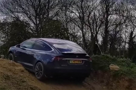 Tesla Model X gây bất ngờ với khả năng off-road