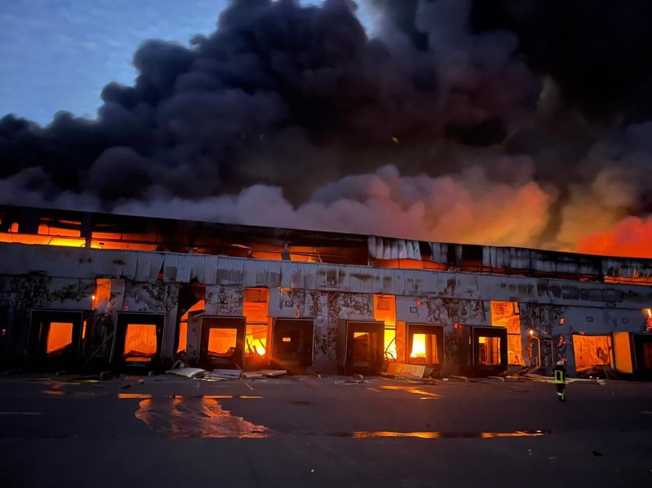 Một kho hàng lớn ở Kiev bốc cháy do trúng pháo kích (ảnh: CNN)