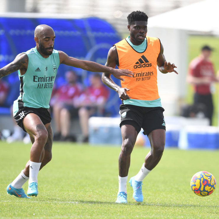 Lacazette ngầm ví đồng đội Partey là "kẻ giết người của ngày" khi gây chấn thương mắt cá chân cho mình trên sân tập của "Pháo thủ"